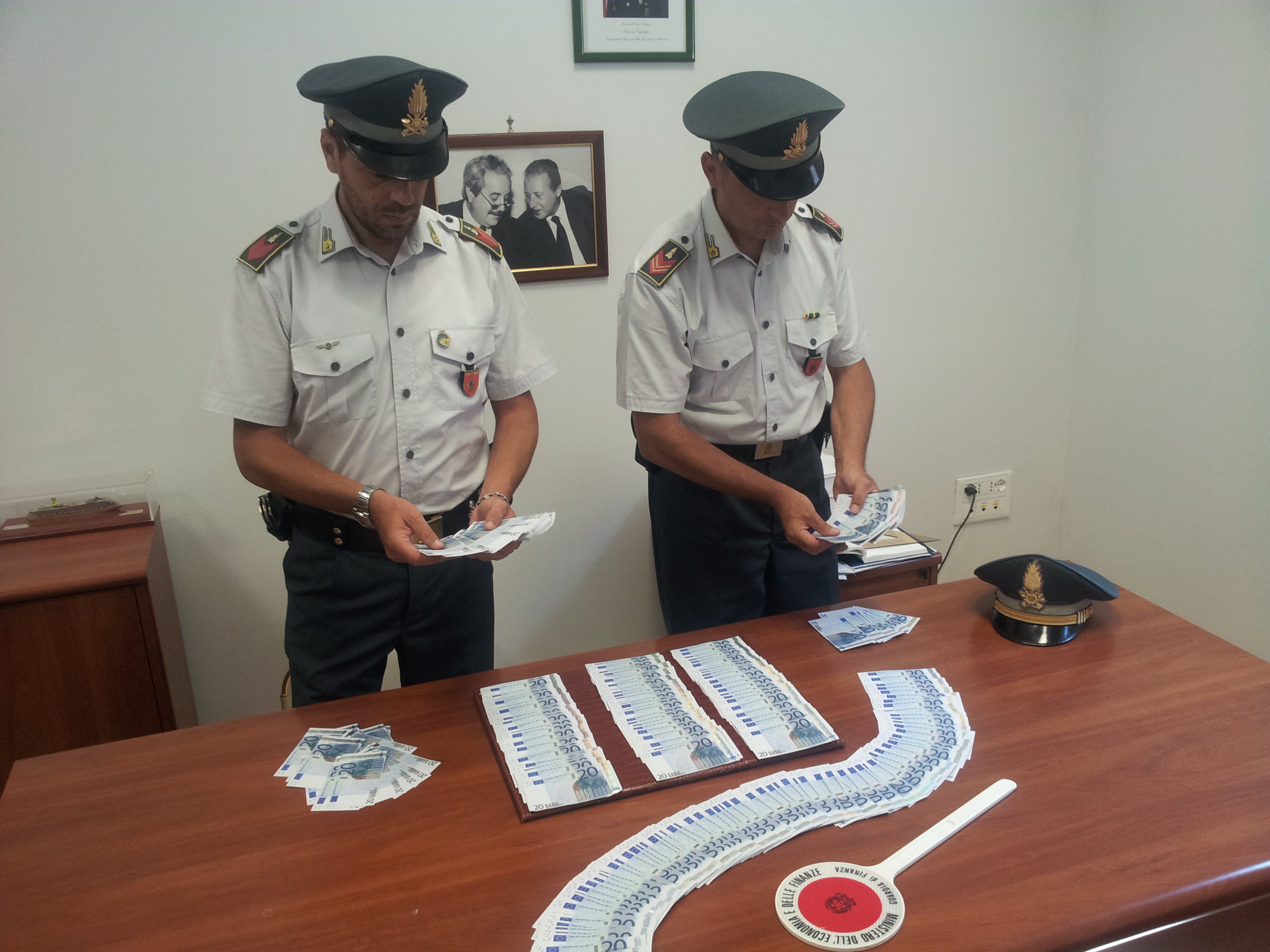 Palermo, giovane nascondeva sotto i pantaloni centinaia di banconote false