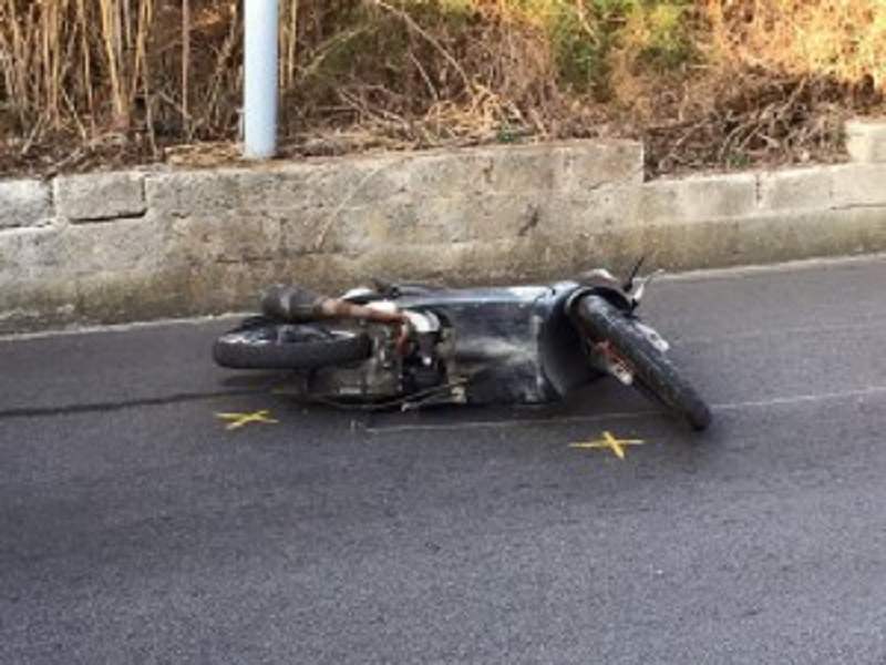 Tragedia sulla SP4, scontro frontale auto-scooter: morto 62enne