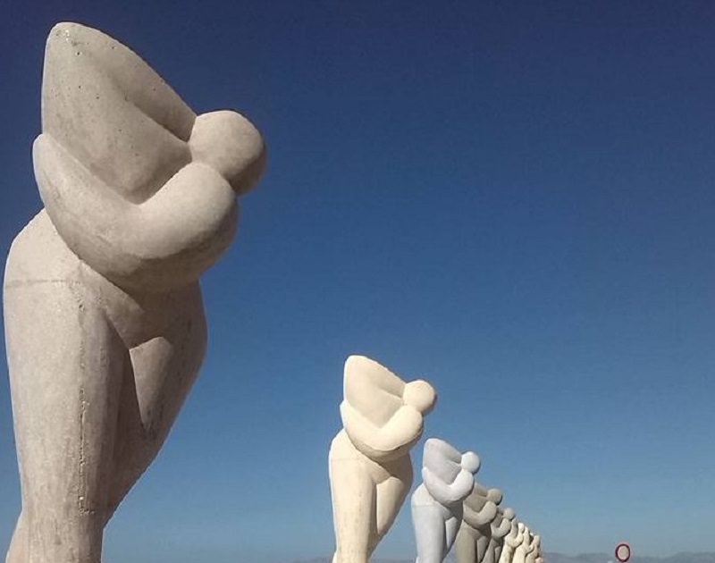 Castellammare del Golfo, alla cala marina 10 statue di 1800 chili ognuna
