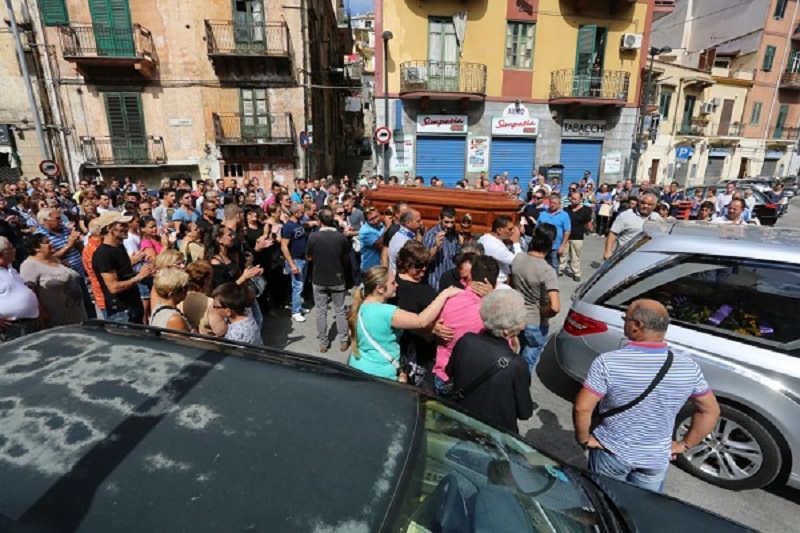 Omicidio-suicidio: intero quartiere di Palermo ai funerali di Valenti