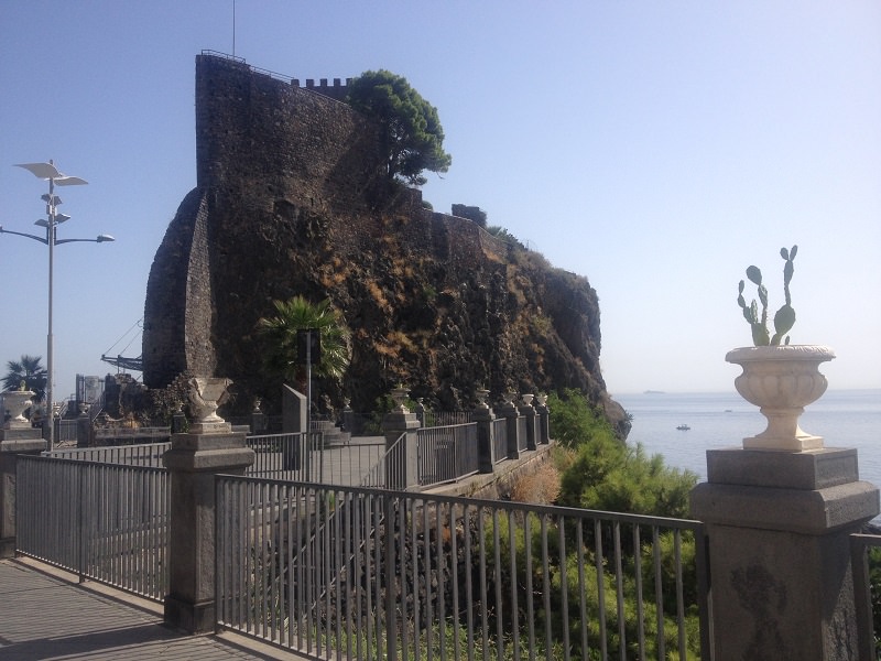 Lavori collettore fognario ad Aci Castello: il sindaco diffida la Regione al ripristino del manto stradale