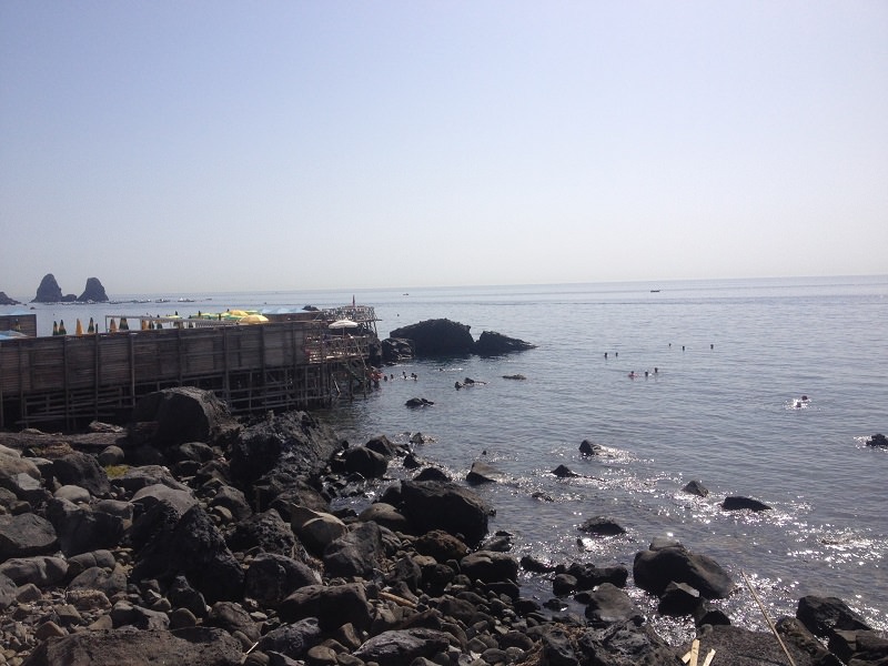 Mare inquinato: cittadini di Aci Castello amareggiati Mare inquinato: cittadini di Aci Castello amareggiati