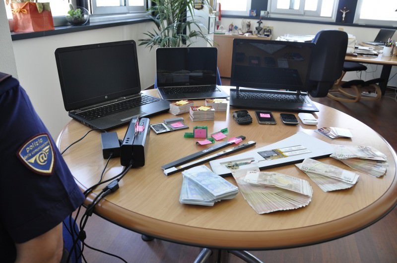 Clonavano carte di credito: arrestati due bulgari a Catania