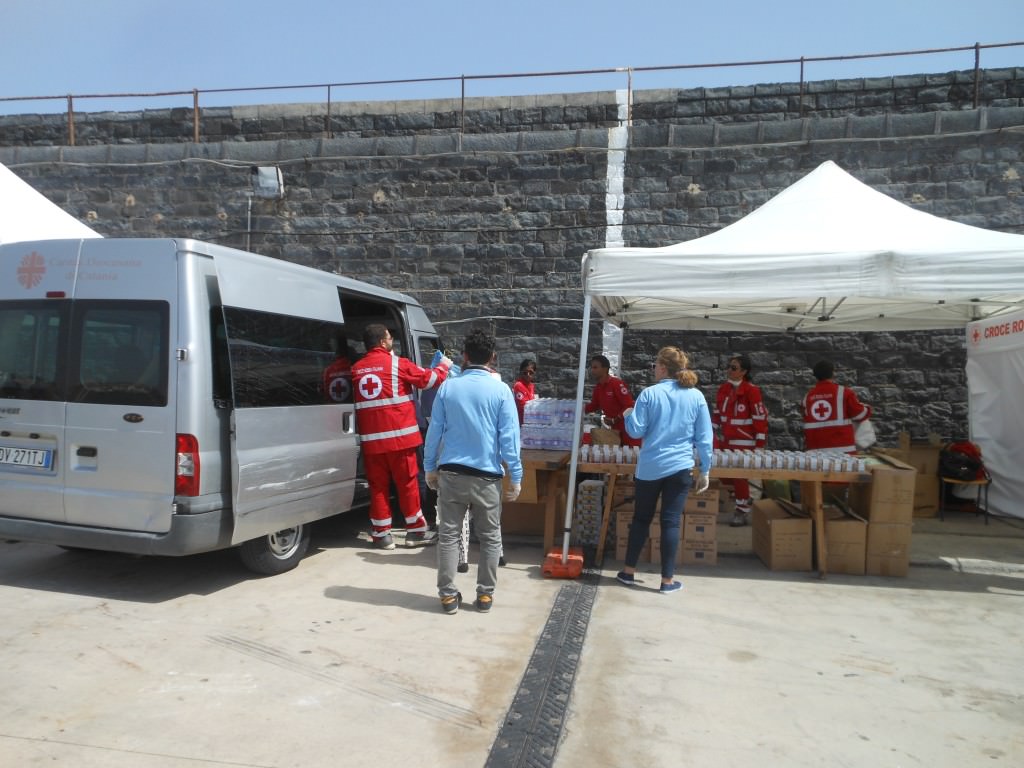 Catania, dalla Caritas vestiti e scarpe per 400 migranti