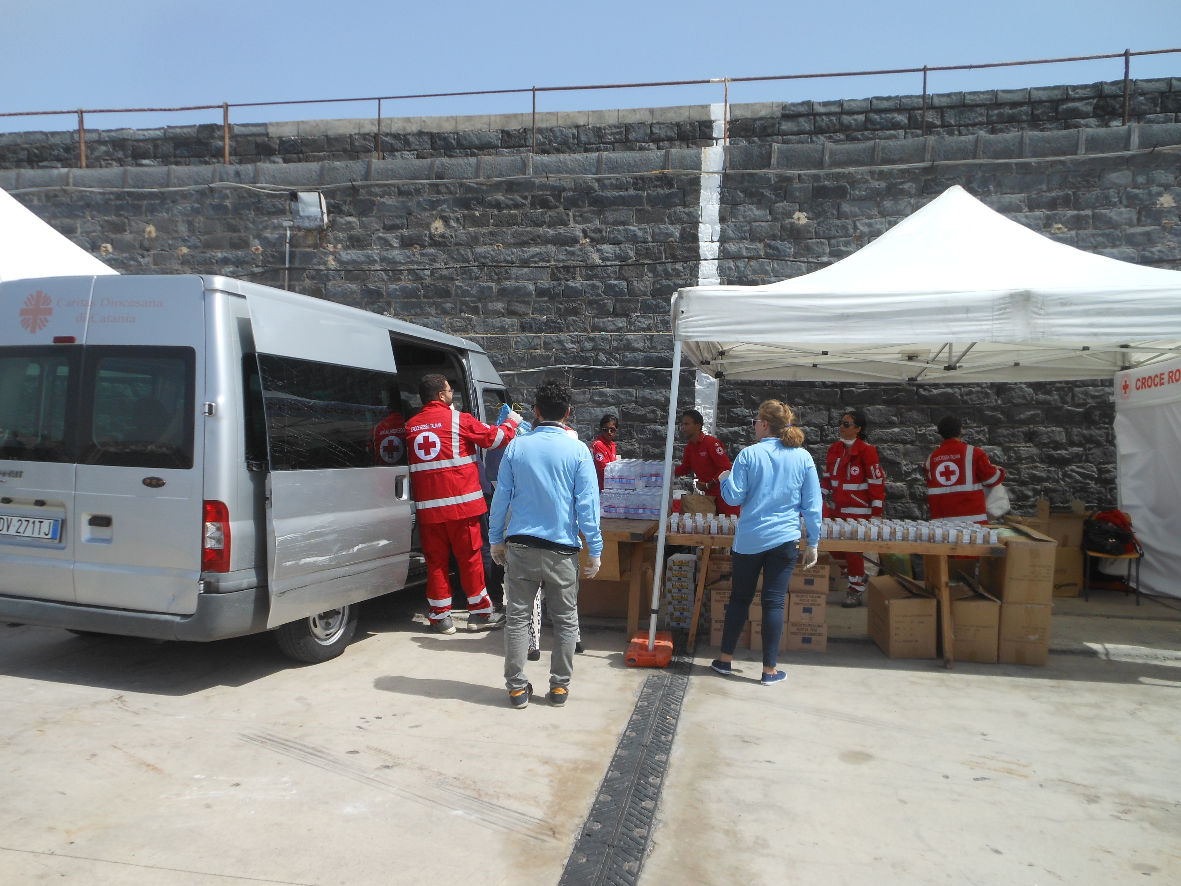 Catania, dalla Caritas vestiti e scarpe per 400 migranti