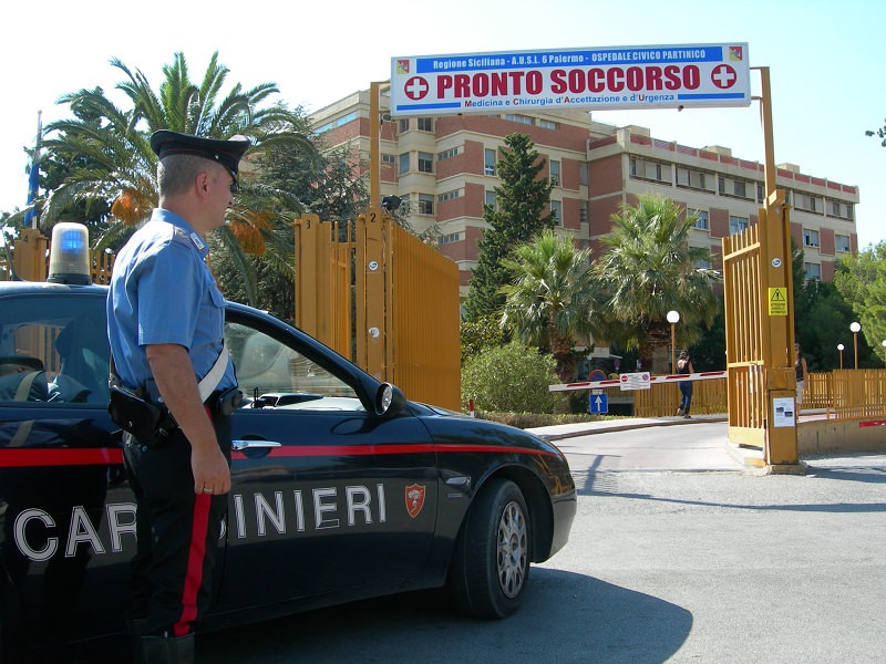Accoltella la moglie con un punteruolo e poi scappa