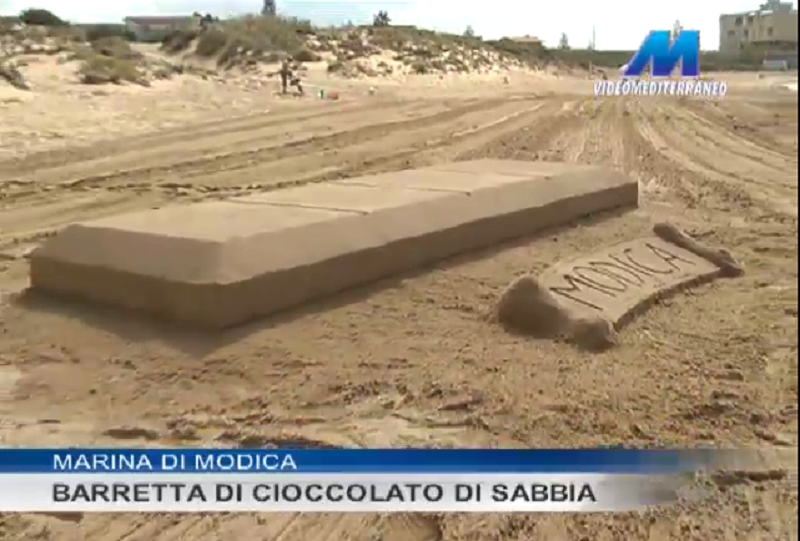 Marina di Modica, barretta di cioccolato realizzata con la sabbia