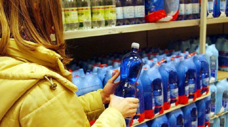 Dimessa la bimba finita in ospedale dopo aver bevuto acqua da una bottiglietta: forse c’era candeggina