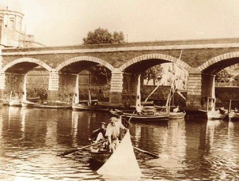 Gli archi, il mare e la pioggia a Catania
