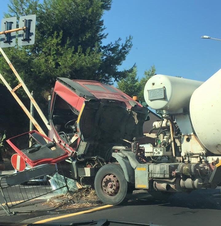 Catania, circonvallazione: un camion contro un palo