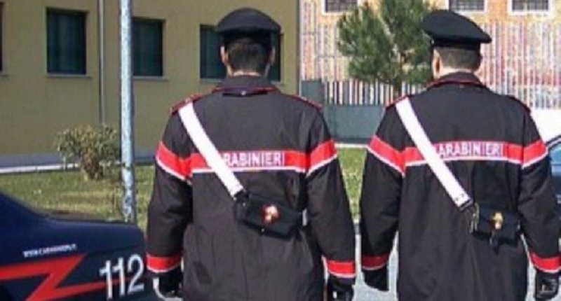 Le spruzzano spray urticante negli occhi e poi tentano di accoltellarla: in manette madre e figlia