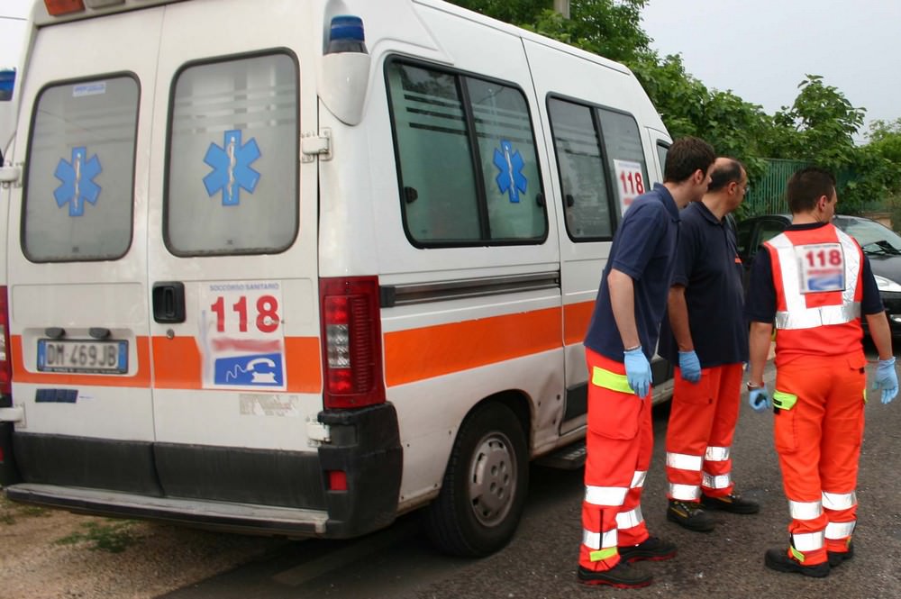 Modica, furgone sfonda il muro di una casa e detriti arrivano in salotto