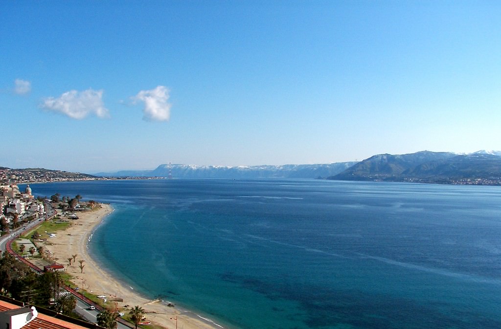 Trovato in spiaggia il cadavere di una donna: indagano i carabinieri