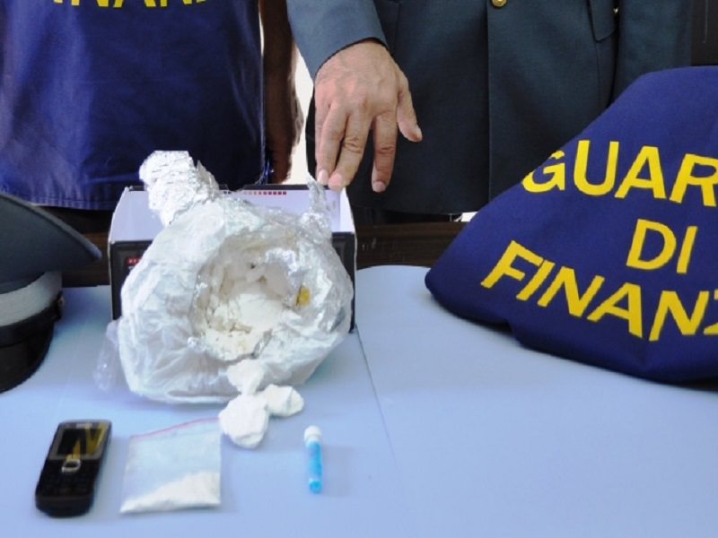 Riposto, arrestato corriere della droga, aveva con sè mezzo chilo di cocaina