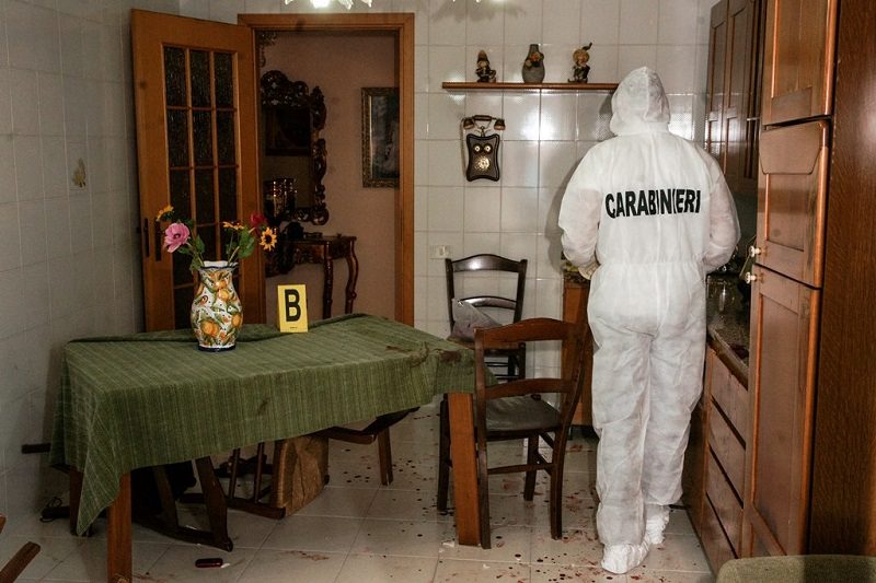 Lite per assegno di mantenimento finisce nel sangue: coniugi in ospedale. Arrestato il marito