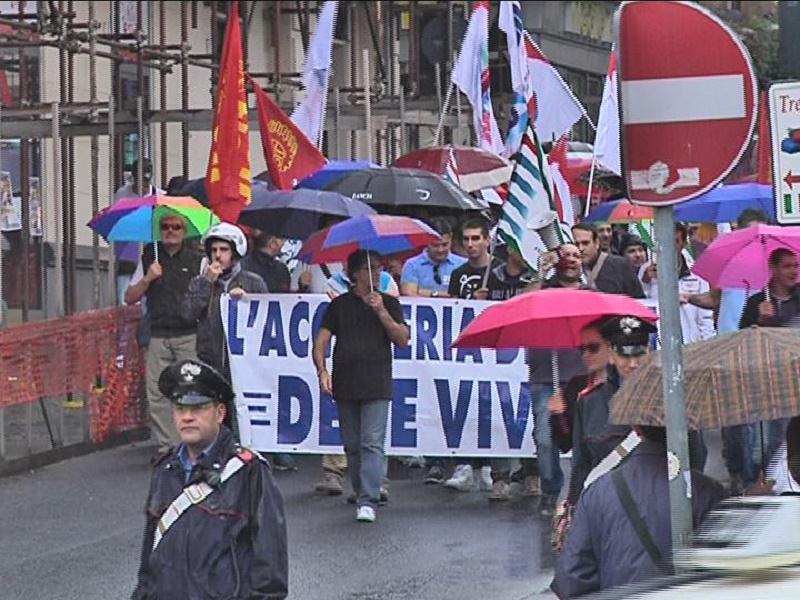 In corteo gli operai contro la chiusura di Acciaierie di Sicilia Spa