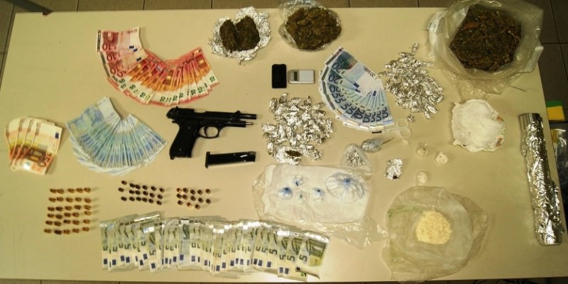 Teneva armi, droga e denaro falso in casa: arrestato sorvegliato speciale