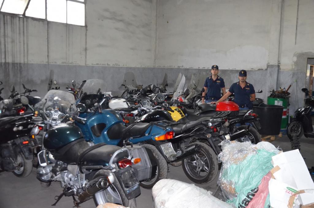 Catania, a San Cristoforo il deposito delle moto rubate pronte per l’Africa