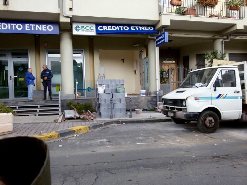 Furto nella notte a Biancavilla: un’escavatrice per rubare il bancomat