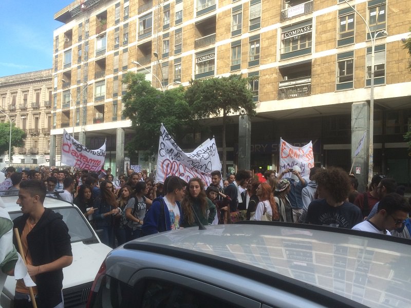 I ragazzi delle scuole di Catania scendono in corteo contro “La Buona Scuola”