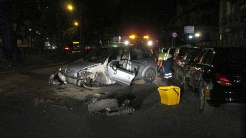 Incidente nella notte a Palermo: auto contro un albero. Un ferito grave