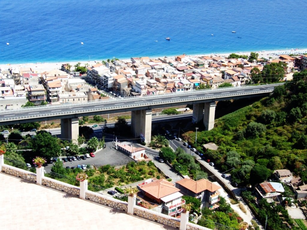 La frana sulla Messina – Catania. Nella zona di Letojanni è il caos