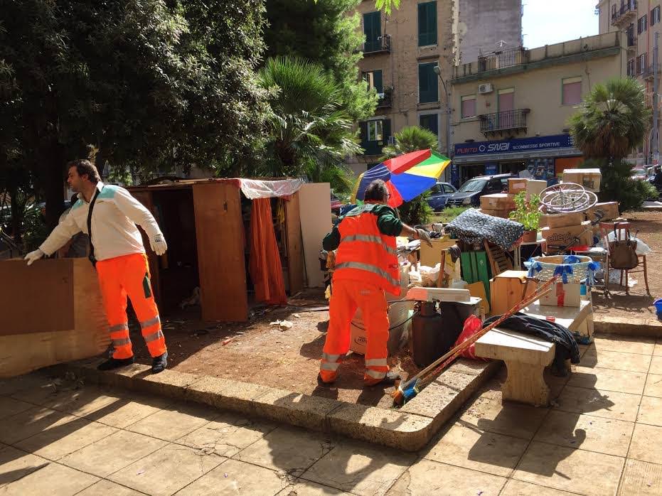 Mercatino abusivo in corso Tukory: blitz dei vigili urbani di Palermo