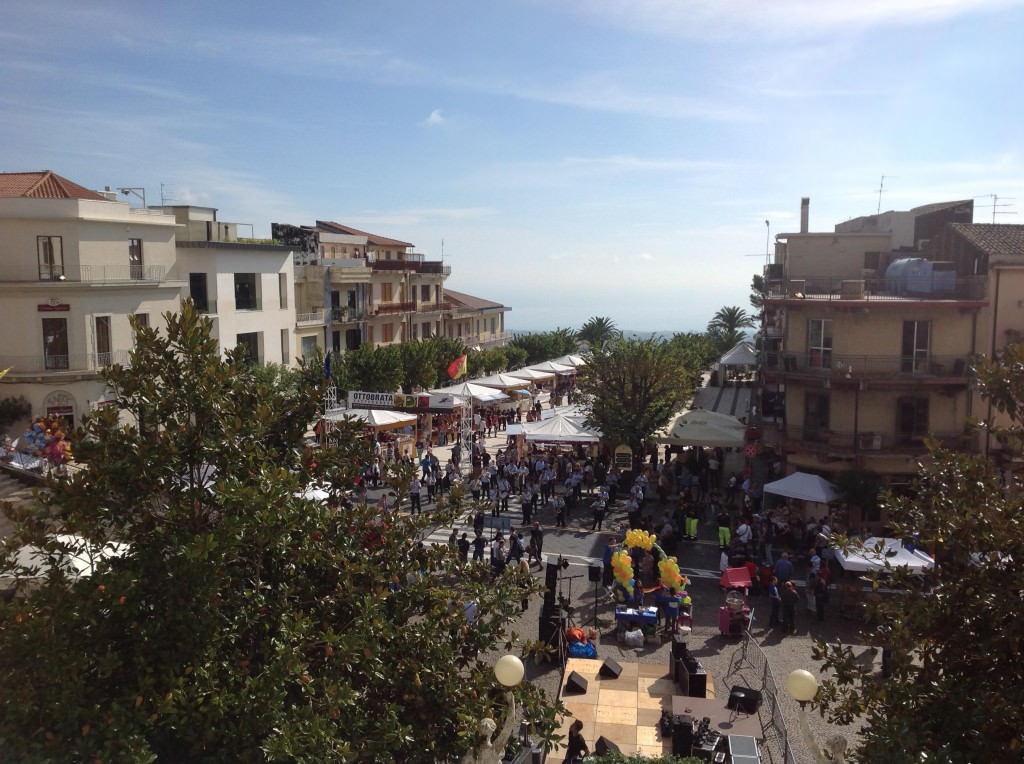 Gran folla nella prima domenica dell’Ottobrata di Zafferana Etnea