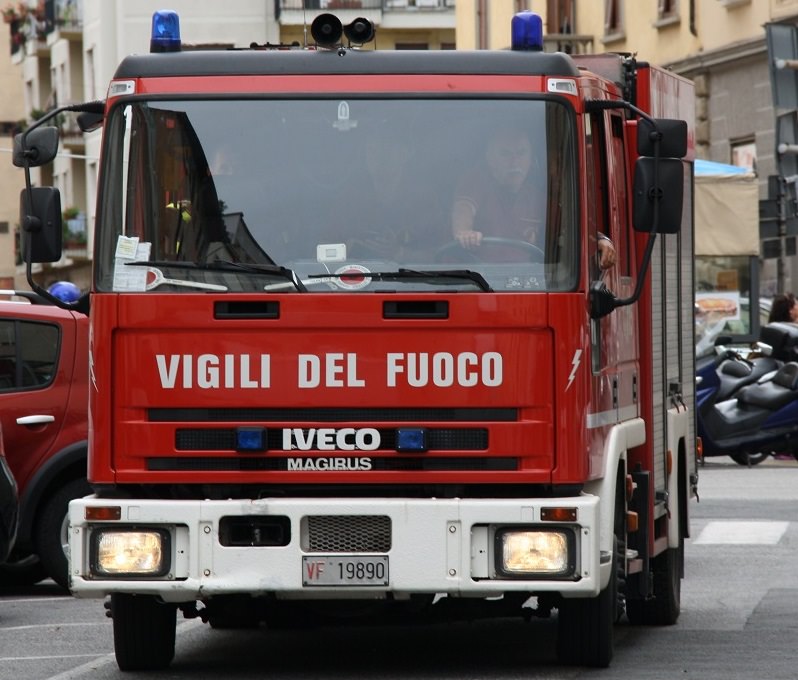 Paura in via Crispi: cadono calcinacci dal sottopassaggio, strada chiusa e traffico in tilt