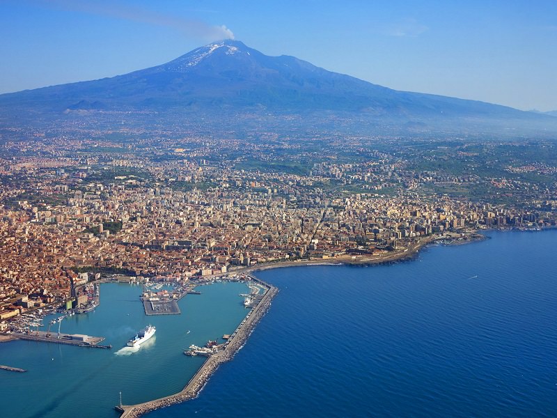 L’Etna concede una tregua: riaperto l’aeroporto Fontanarossa di Catania