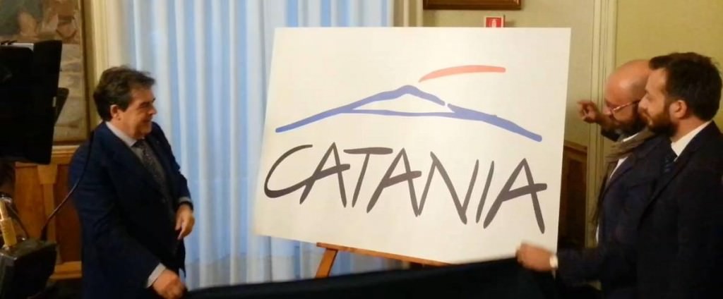 Il nuovo logo di Catania sommerso dall’ironia della rete