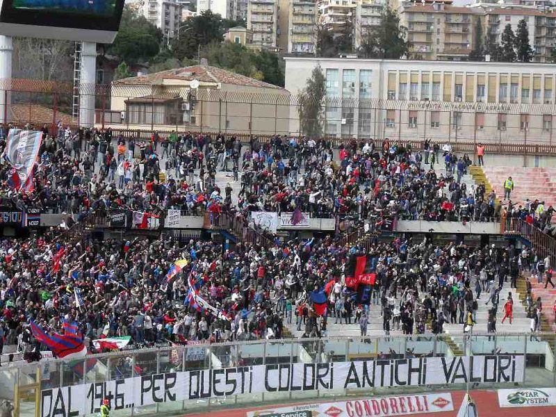 Calcio: sassi contro tifosi del Catanzaro, arrestato un ultrà del Catania
