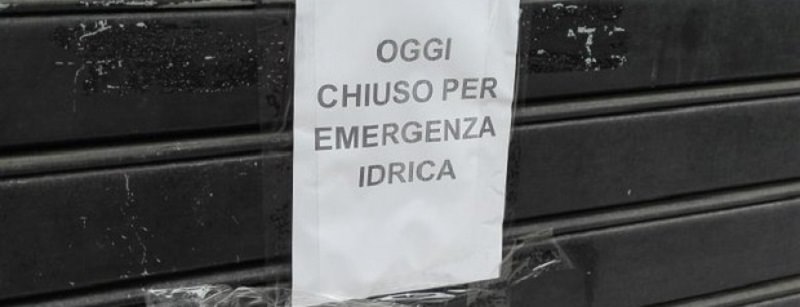 Messina a secco. “Commercianti all’arrembaggio, casse d’acqua a prezzi vertiginosi”