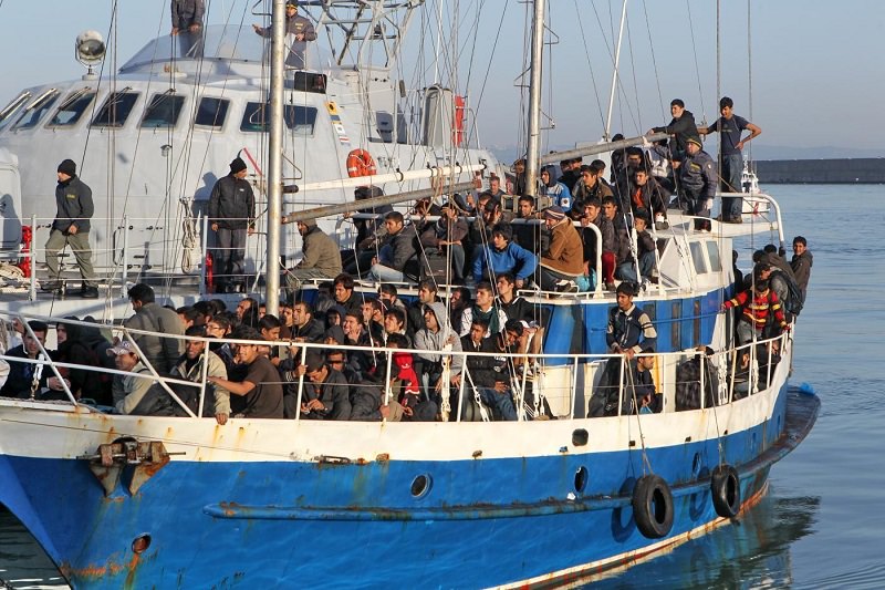 Fermati tre scafisti per l’approdo a Catania del barcone con un cadavere a bordo