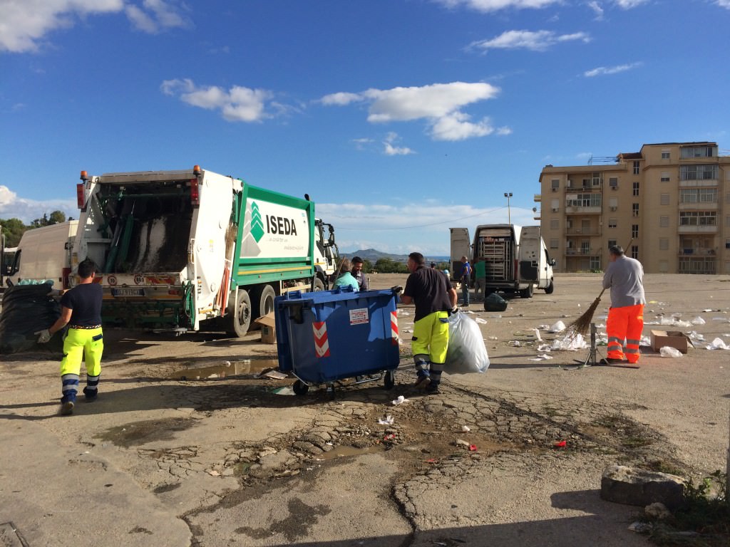 Agrigento: rifiuti in piazza e cassonetti bruciati