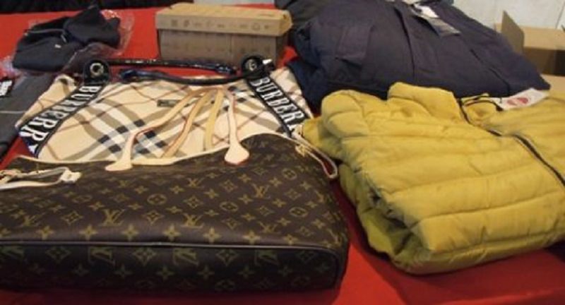 Sequestrati articoli contraffatti per 450 mila euro: li vendevano i cinesi