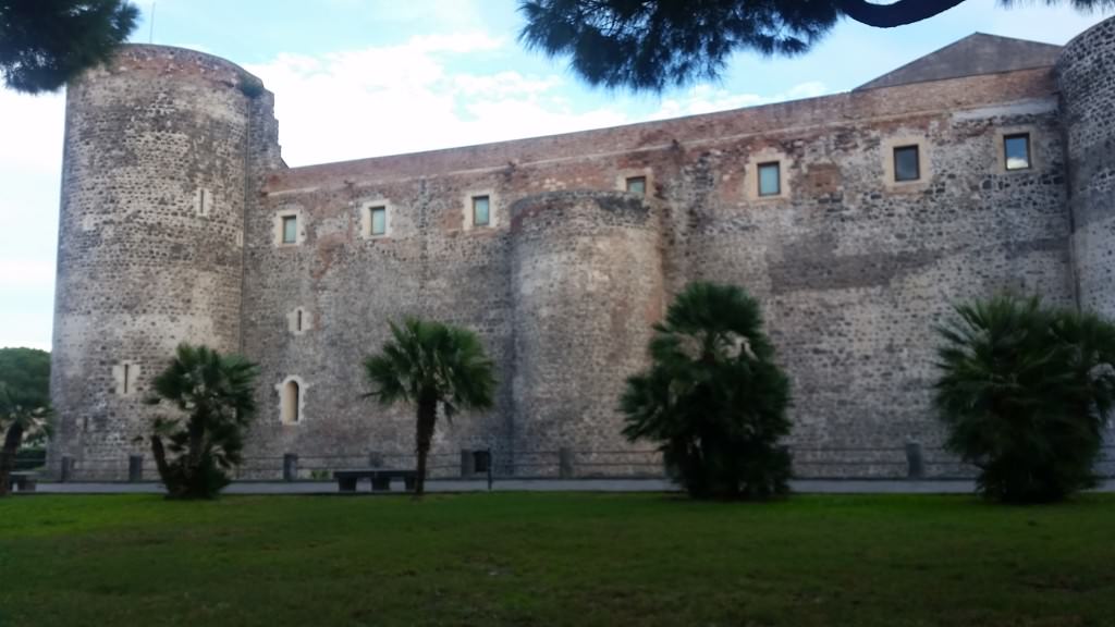 Agguato al Castello Ursino, fermato un sedicenne