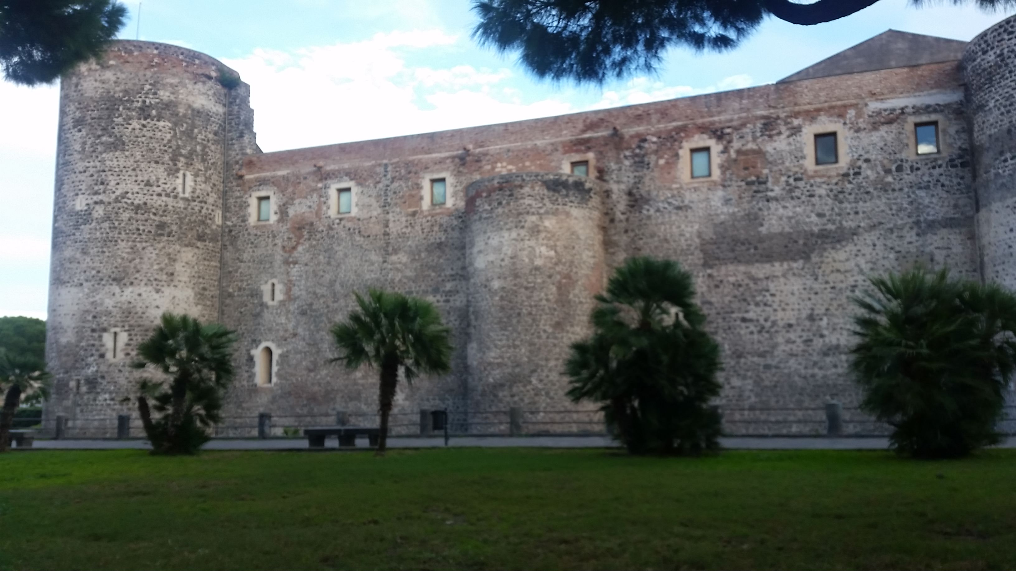 Agguato al Castello Ursino, fermato un sedicenne
