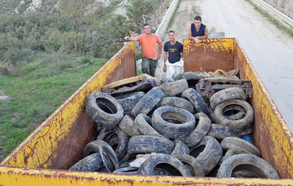 Bonificato l’alveo del torrente Brace: rimossi 150 pneumatici