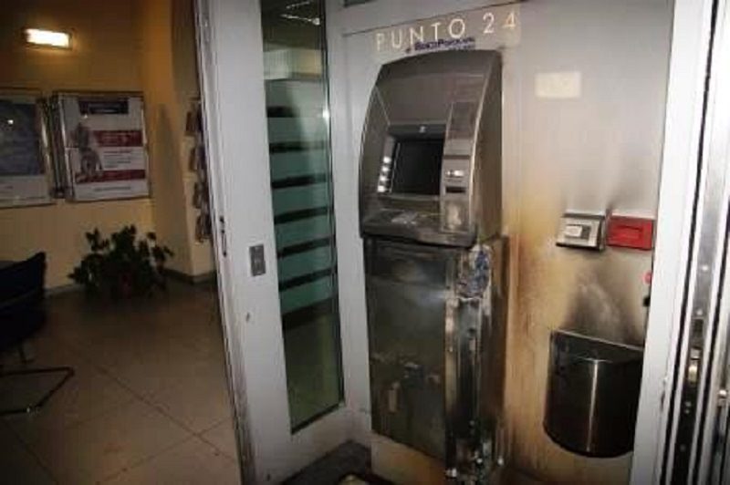 Provano a scassinare un bancomat con la fiamma ossidrica: arrestati