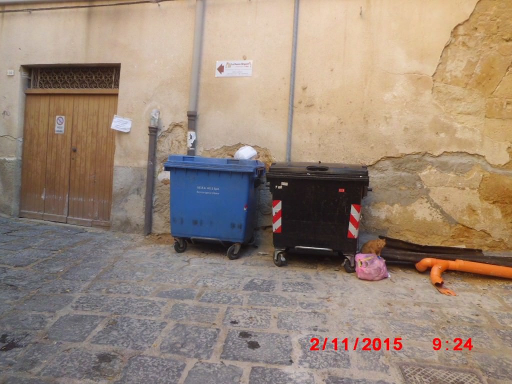 Agrigento, rifiuti lasciati in strada. Chiesti maggiori controlli