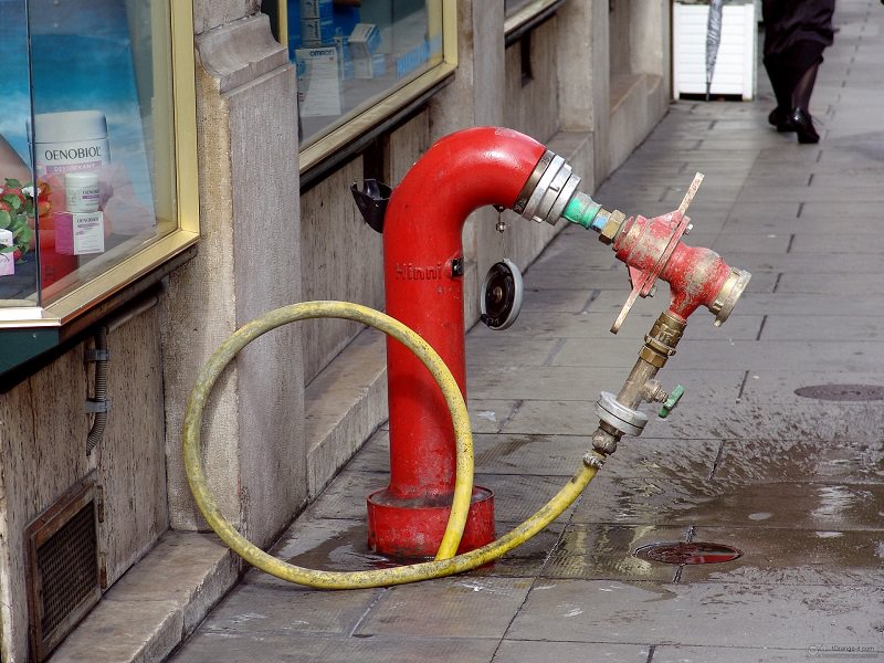 Intimidazione: fiamme in un panificio di Carini, incenerita la tettoia