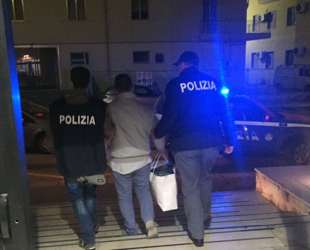 Adescava minorenni fingendosi amico dei loro genitori