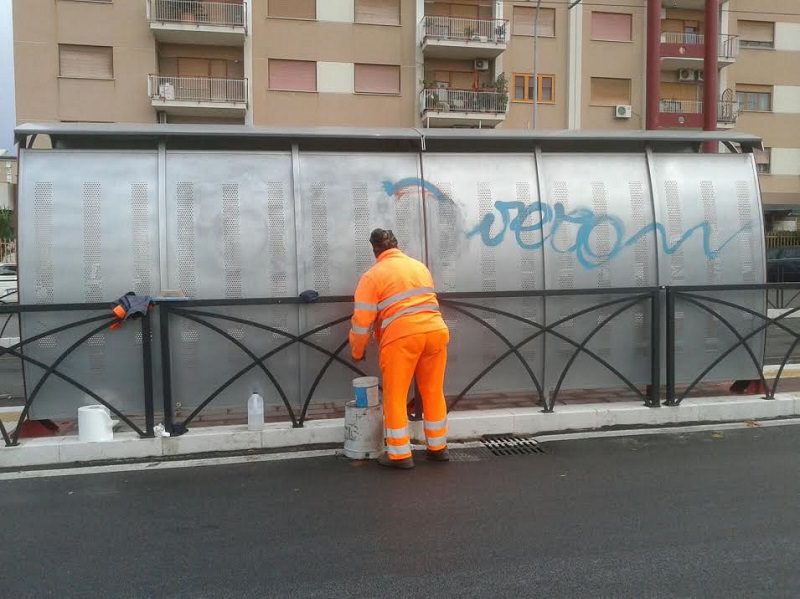 Palermo, ripulite dai cittadini pensiline del tram sporcate con vernice spray