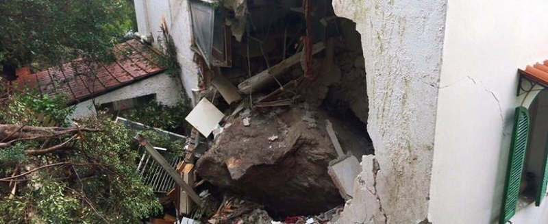 Maltempo: frana a Mondello. Un masso schiaccia una casa, un morto e due feriti