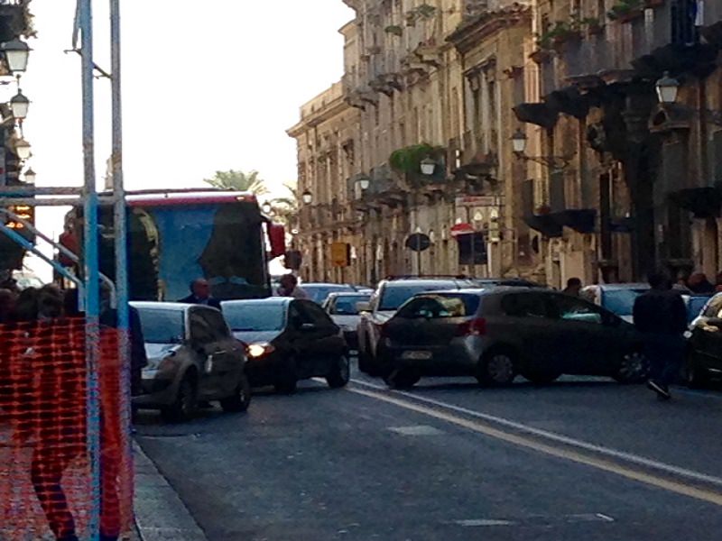 Maxi tamponamento davanti alla facoltà di Scienze Politiche a Catania: cinque macchine coinvolte