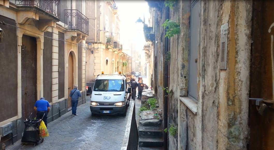 Crolla una palazzina disabitata a Catania: nessun ferito