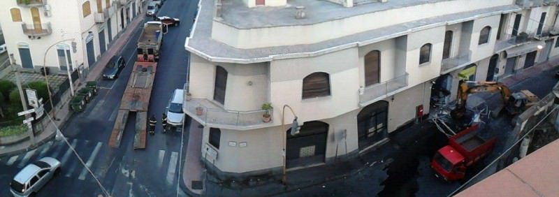 Acireale, tentano il furto sradicando il bancomat ma fuggono alla vista dei Carabinieri