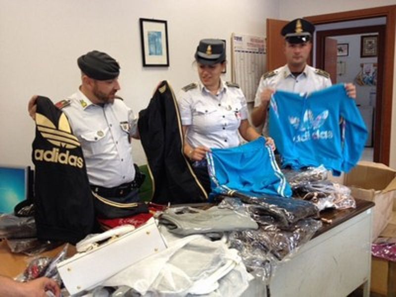 Tremila capi di abbigliamento contraffatti: due senegalesi denunciati