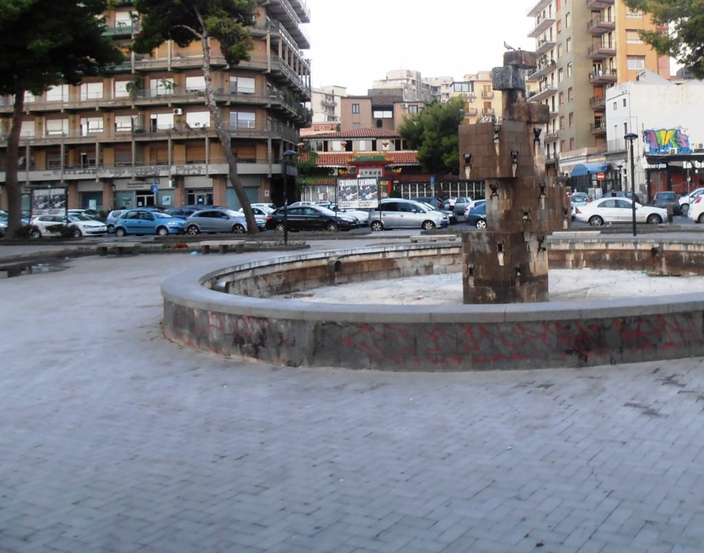 Si droga in piazza Europa con un amico: ai poliziotti dice che deve andare dagli spacciatori a comprare nuove dosi